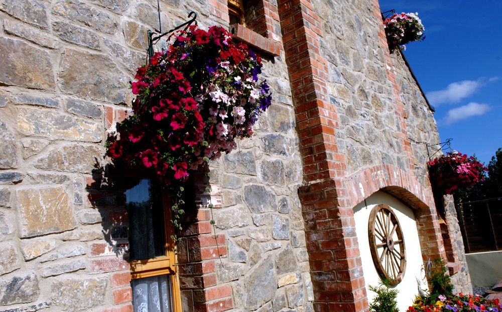 New Overlander Inn Penally Exterior foto
